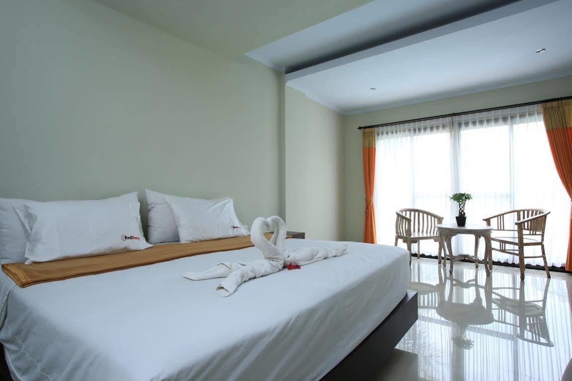 Hotel Reddoorz @ Padma Utara Legian Esterno foto